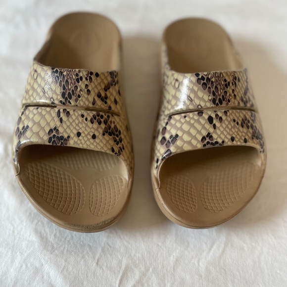 Oofos Women's Beige Desert Snake OOlala Limited Slide Sandal Sz 39 US 8 - Picture 2 of 6